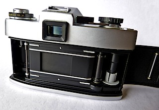 Camera-LeicaflexSL-RearOpen